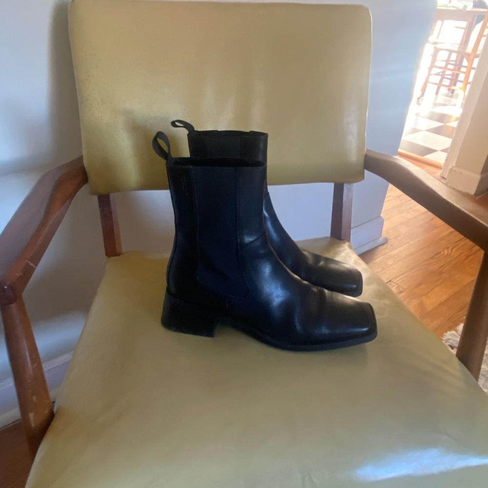 Vagabond black chelsea squared toe boots size 39